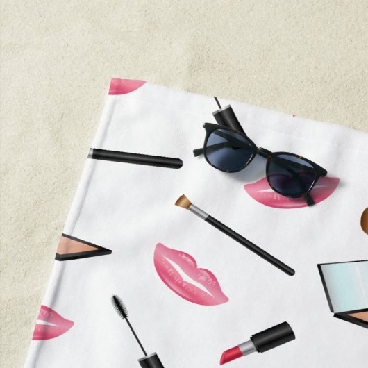 Opmaak patroon en roze lippen met aangepaste naam strandlaken (In situ)