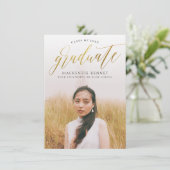 Opmerkelijk | Gouden Script Afstudeeraankondiging Kaart (Staand voorkant)