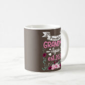 Opnieuw gepromoot naar grootmoeder Oost-2023-bloem Koffiemok (Voorkant rechts)