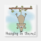 Opossum Hanging erin Magneet (Voorkant)