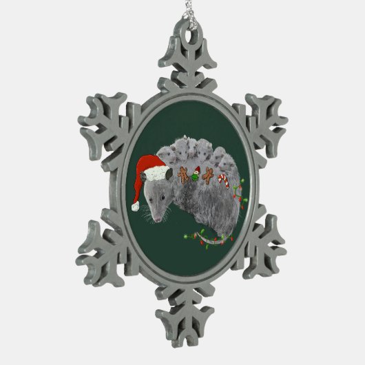 Opossum Kerst Baby Possums Verpakt in Lichten Tin Sneeuwvlok Ornament (Links)