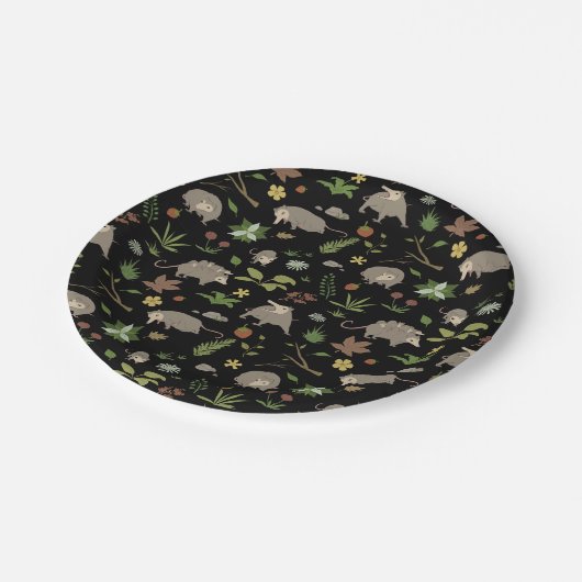 Opossums in een bessenveld in zwart papieren bordje (Gekanteld)