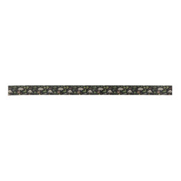 Opossums in een bessenveld in zwart satijnen lint