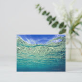 Oppervlakte van helder topicaal zee gezien van briefkaart (Staand voorkant)