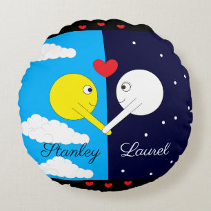 Opposites Attract - Zon & Maan in Liefde: Rond Kussen
