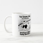 Opritten en blokbestrating Cartoon. Koffiemok (Links)