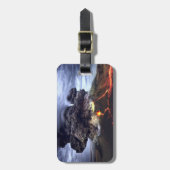 Opruiende vulkaan in de bergen bagagelabel (Voorkant verticaal)