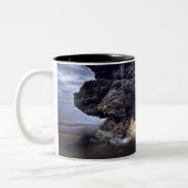Opruiende vulkaan in de bergen tweekleurige koffiemok (Links)