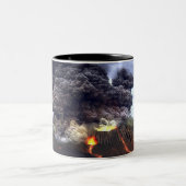 Opruiende vulkaan in de bergen tweekleurige koffiemok (Center)