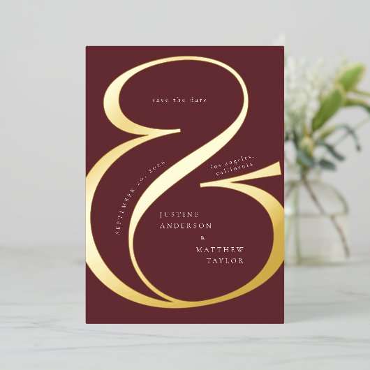 Opslagdatum Burgundy Red Gold Ampersand Folie Uitnodiging (Staand Voorkant)