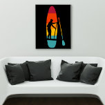 Opstand-opladenkaart SUP Paddle Boarding Graphic Poster<br><div class="desc">Dit poster is voorzien van een afbeelding van een SUP- of opstand-pedaalbord en een peddel die in levendige zonnekleppen is afgebeeld,  met een silhouetafbeelding in zwart-wit van een pedaalbord. Grafisch wordt geplaatst tegen een zwarte achtergrond.</div>