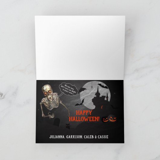 Opstand tegen Comedian Skeleton Joke Halloween Kaart (Binnen)