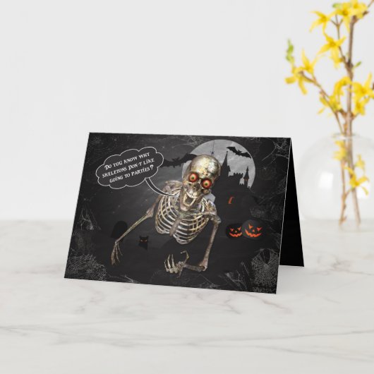 Opstand tegen Comedian Skeleton Joke Halloween Kaart (Gele Bloem)