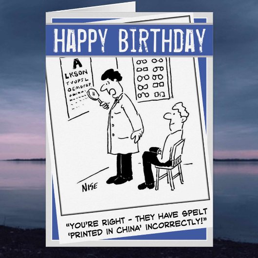 Opticien die een oogtest afgeeft