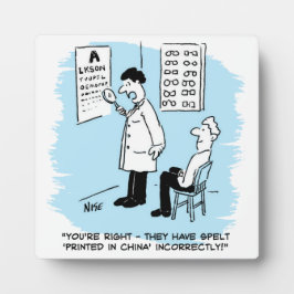 Opticien die een oogtest afgeeft fotoplaat