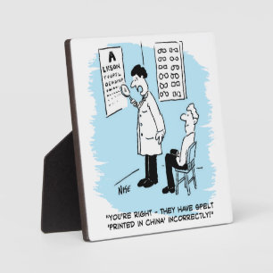 Opticien die een oogtest afgeeft fotoplaat