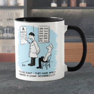 Opticien die een oogtest afgeeft mok