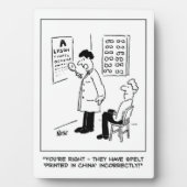 Opticien die een oogtest doet. grappig fotoplaat (voorkant)