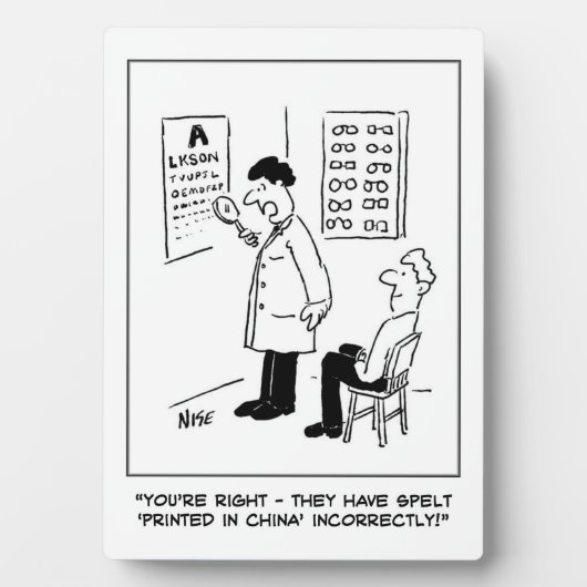 Opticien die een oogtest doet. grappig fotoplaat (voorkant)