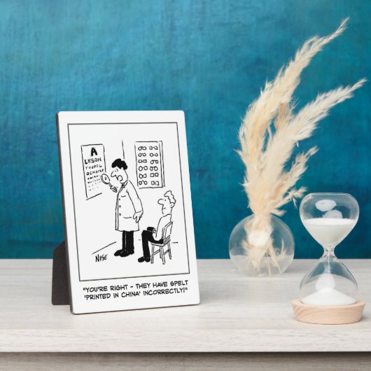 Opticien die een oogtest doet. grappig fotoplaat (Zijkant)