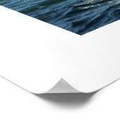 Optimistische vaartuigen die naar de kust varen poster (Hoek)