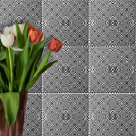 Optische illusie geometrische zwart-wit patroon tegeltje<br><div class="desc">Koel een uniek decoratief ontwerp voor tegel met een mozaïekpatroon in de kunststijl op de bovenzijde,  bestaande uit zwarte en witte geometrische vormen.</div>