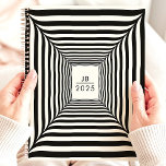 Optische Illusie Zwart-wit Strepen 2025 Planner<br><div class="desc">Ga georganiseerd en betoverd te werk met deze unieke planner met een optisch illusieontwerp met gedurfde zwart-witte strepen. Personaliseer het met uw initialen en het jaar 2025 voor een moderne en opvallende look. Deze planner is perfect voor het bijhouden van afspraken, to-do's en al uw belangrijke data. Met zijn boeiende...</div>