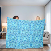 Opulent roos in turkooise fleece deken