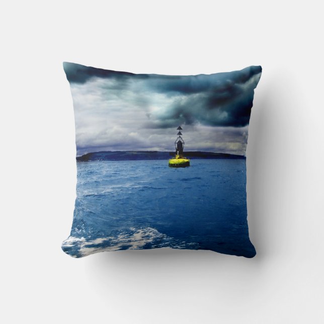 Opvallend boei onder Crashing Waves met wolken Kussen (Voorkant)
