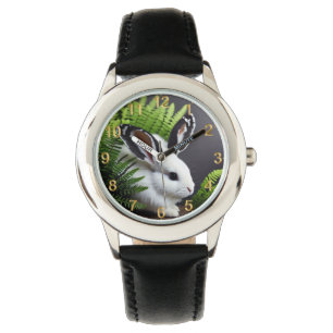 Opvallend contrast: de witte konijn met zwarte ore horloge