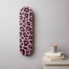 Opvallend roze en zwart luipaardprintpatroon persoonlijk skateboard