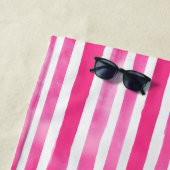 Opvallende Hot Pink Stripe Strandlaken (In situ)