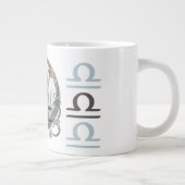 Opvallende Weegschaal Symbool Kunstwerk Grote Koffiekop (Rechts)