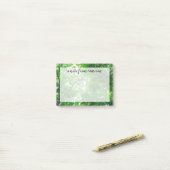 Opwaartse zicht op bomen post-it® notes (Op bureau)
