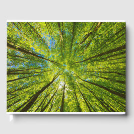 Opzoeken door groene boombladeren gastenboek