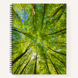 Opzoeken door groene boombladeren notitieboek