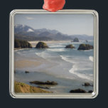 OR, Oregon kust, Ecola State Park, Crescent Metalen Ornament<br><div class="desc">OR, Oregon kust, Ecola State Park, Crescent Beach, Cannon Beach en Haystack Rock op achtergrond � Jamie & Judy Wild / SuperStock.com</div>