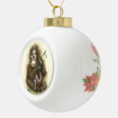 Orang-oetan Baby Met Bladeren Keramische Bal Ornament (Rechts)