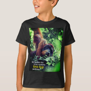 Orang-oetan ontspannen in de boom t-shirt