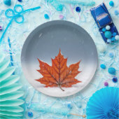 Orange Maple Leaf On Fresh Snow  Papieren Bordje (Feest)