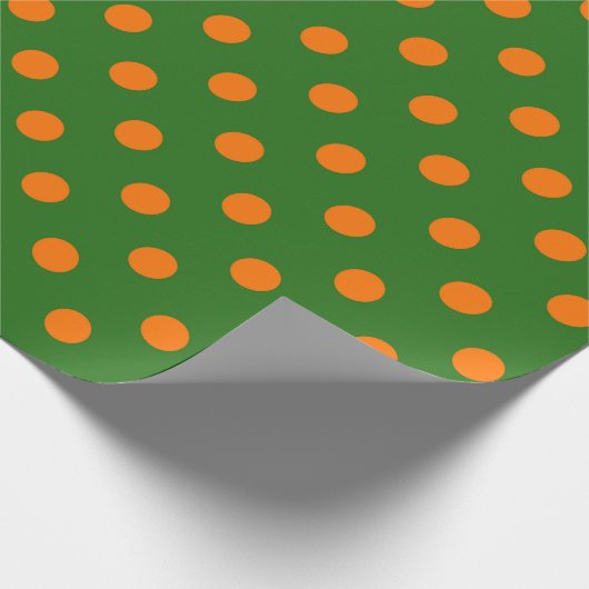 Orange On Green Polka Dots Pattern Design  Cadeaupapier (Hoek)