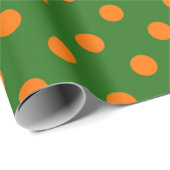 Orange On Green Polka Dots Pattern Design Cadeaupapier (Rol Hoek)