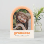 Orange Retro Striped Arch Graduation Announcement Kaart (Staand voorkant)