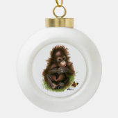 Orangutan Baby en Butterfly Keramische Bal Ornament (Voorkant)