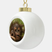 Orangutan Baby Keramische Bal Ornament (Rechts)