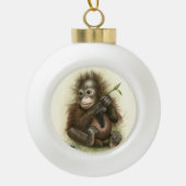 Orangutan Baby met bladeren Keramische Bal Ornament (Voorkant)