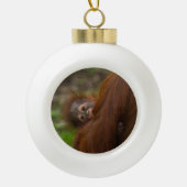 Orangutan Baby met een peek Keramische Bal Ornament (Voorkant)