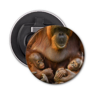 Orangutan Moeder die twee baby's houdt Button Flesopener
