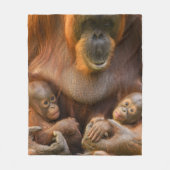 Orangutan Moeder die twee baby's houdt Fleece Deken (Voorkant)