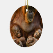 Orangutan Moeder die twee baby's houdt Keramisch Ornament (Rechts)